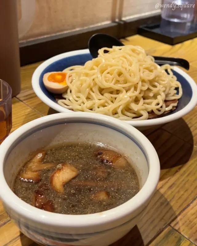 少有醬油沾麵,瓷器獨一無二,湯底濃稠,但偏鹹,黑豚肉肥瘦適中,有碳香味