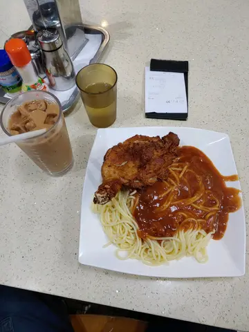 蒜蓉炸鸡髀意粉冻奶茶