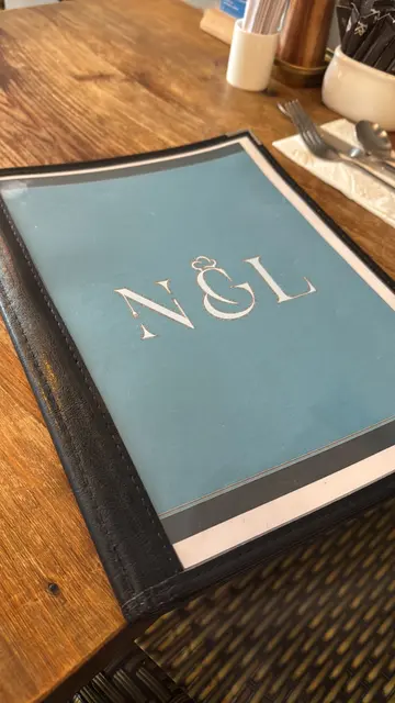 大埔少有對辦的西餐出品質素,
餐湯唔似同區另一間多人排隊的質素、唔係中式西餐湯,
亦食得出唔係純粹得個面撈,再加少少味就當係西餐湯
豬扒炭燒得好香,燒春雞亦出色夠滑嫩
只可惜男侍應服務態度有待改善,配合唔到餐點質素
落單態度似澳牛,敗筆。