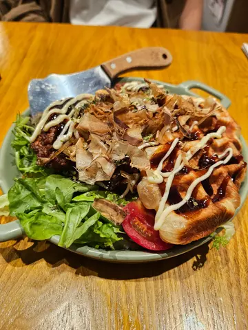 大阪燒香酥雞扒配牛角包窩夫