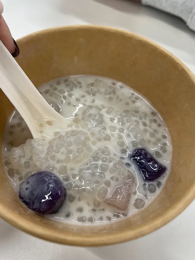 未食過咁難食嘅芋圓😞人都好似擦子膠咁,照到牙骹都攰埋零味道❌❌❌ 豆乳超淡
唔明點解仲有咁多人排隊囉?等咗超過20分鐘