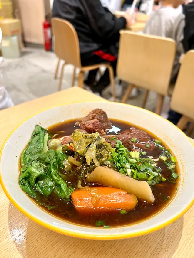 湯頭湯而不膩, 牛肉鬆軟入味, 面質略淋
