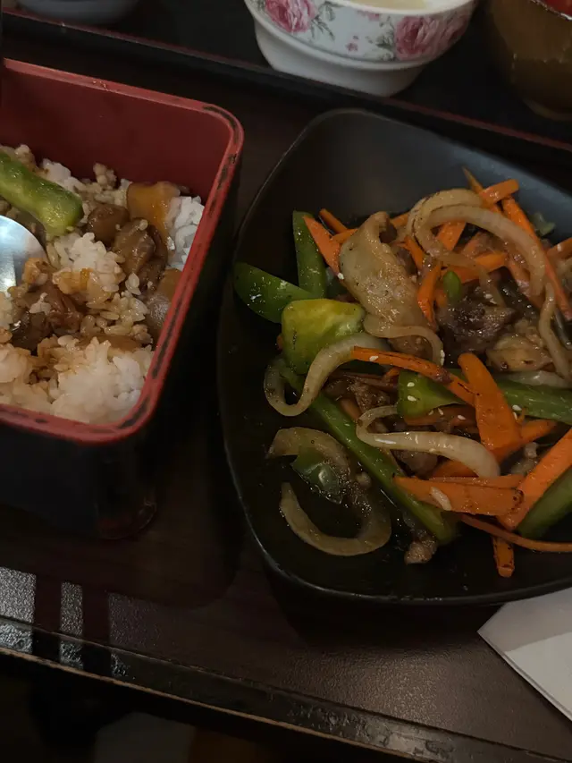 好多年前食過佢哋嘅汁燒牛肉，感覺驚喜，十分好吃￼，估唔到今日再食返感覺強差人意，首先牛肉唔似牛肉全部都係肥膏，仲要等咗差唔多25分鐘先到，但係重點係佢哋唔係爆場，感覺十分失望！