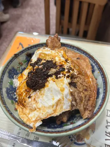 生炸雞髀王煎蛋飯(麻辣汁)