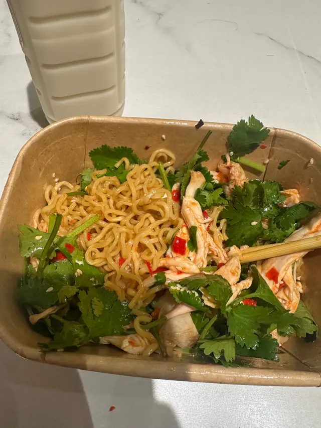 今晚冇嘢食太肚餓，由火炭去咗大圍搵嘢食，醒起之前有間食手撕雞撈麵..又好想食
￼今次試咗芫荽手撕雞撈麵，係大辣嚟…個老闆好好人，仲叫我做阿妹😂服務，好好好有笑容
￼今次因為太肚餓仲加咗支豆漿同果皮魚蛋￼
自己搵咗位就等一陣就有得食
手撕雞好滑，個面我叫咗大辣…￼係欠有少少唔夠辣，加咗芫荽啲雞好滑好好味。上次已經食過佢哋手撕雞腸粉。
覺得幾正
下次再嚟食吓先￼