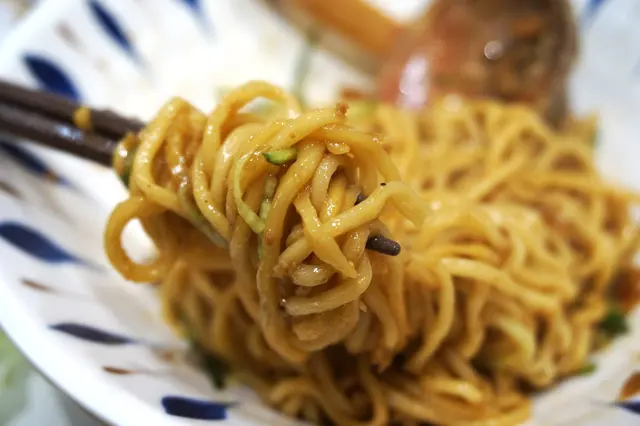 蜜汁芝麻雞髀乾拌麵