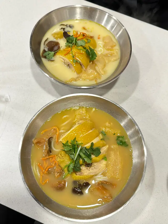 招牌花膠雞米線(上),姬松茸竹笙花膠雞米線(下)