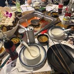 8人訂枱張枱只能安排坐一張6人枱迫到好辛苦連一碟野都放不落，原來成間舖的枱都係細，每個人都要
則則身坐，幾經艱辛先可以張海鮮盤放在枱上，其他的只能用手揸住放落窩上，空碟沒有位置擺放服務員又收唔切唯有擺在隔離空枱上，但意想不到竟被服務員開口鬧態度很差對待客人。肉類只有牛肉豬肉但質素很低似柴皮肉味，任食都冇再追加，海鮮類可以的但一轉過不能再加，價錢唔算貴＄395但唔值，就算有優惠也不會再考慮，綜合種種因素只能給予負評。