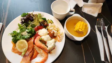 三文鱼冻虾沙律, 红萝卜粟米猪骨汤