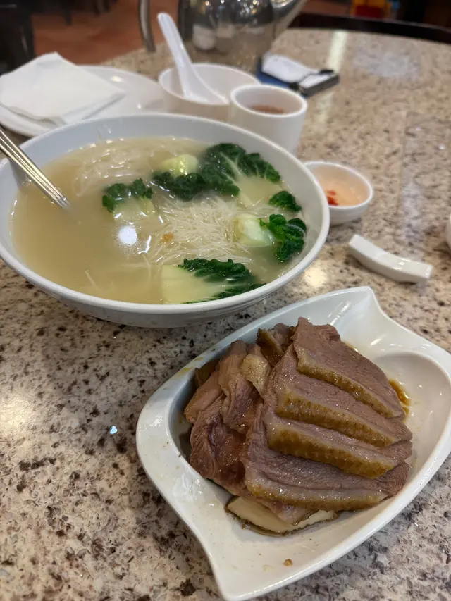 滿滿一整碟鵝片,非常足料
下邊還有滷豆腐