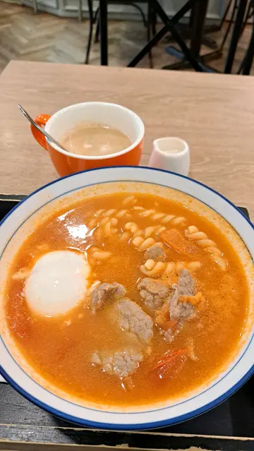 牛肉，温泉蛋，螺丝粉，热咖啡