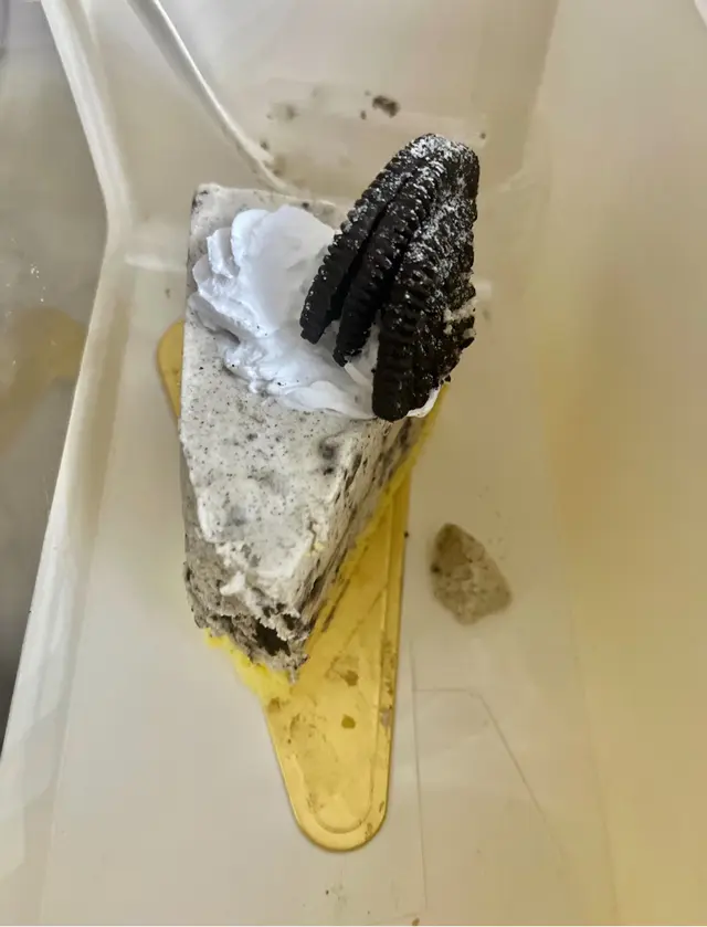 係佐敦經過見到有oreo cheesecake就入去買咗件諗住夜晚食，點知食咗一淡有怪味，似係件蛋糕吸咗雪櫃嘅其他味，試咗一淡即刻成件放入垃圾桶🥹 

呢件蛋糕成$42蚊，係高檔蛋糕店嘅價錢但完全連吞落肚都唔得👎🏻絕對唔建議幫襯