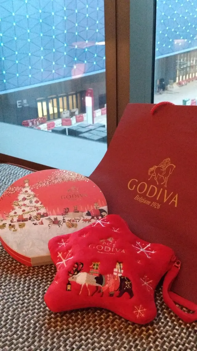 買了倒數朱古力 Calendar 給自己,另買一份聖誕禮物給朋友