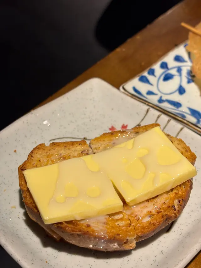 奶油豬就食得多 佢哋個包中間仲有芝士🥹
係歐包黎架~ 選用嘅食材都算係高質
麵包嘅本體亦都係好香脆
牛油有少少凍冰冰 同啲煉奶加埋一齊化身成為「中風組合」
