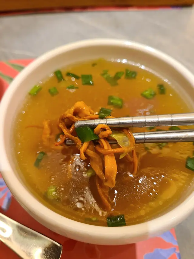 蟲草花蔥花清雞湯