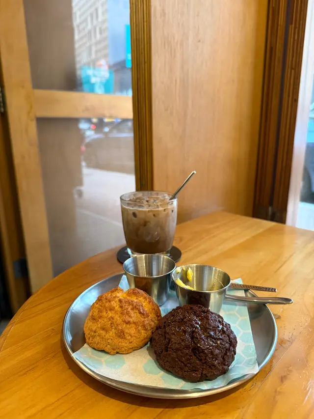 這間Cafe與非常出名的 Grandmas Scones 合作
上次過來的時候已經售罄了
今次很幸運可以品嚐到!
海鹽朱古力及原味scone
口感輕盈濕潤,外表酥脆
唯獨可惜的是沒有cream cheese
#scone