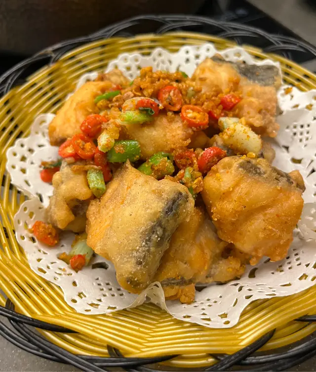 椒鹽三文魚骨腩