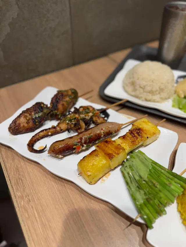 串燒(雞翼、魷魚鬚、白豬肉腸、菠蘿、露筍)