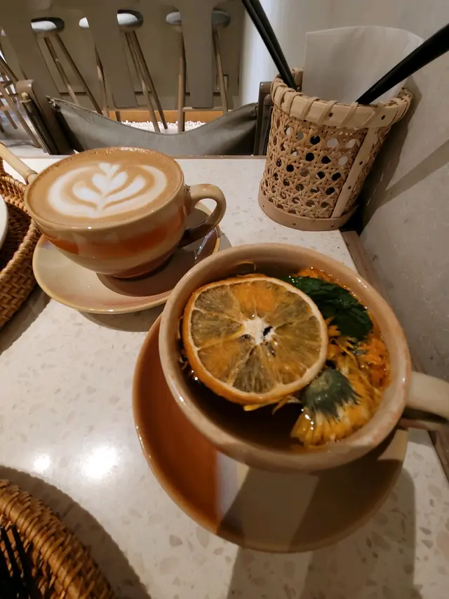 鮮奶咖啡,熬夜後要飲的菊花茶