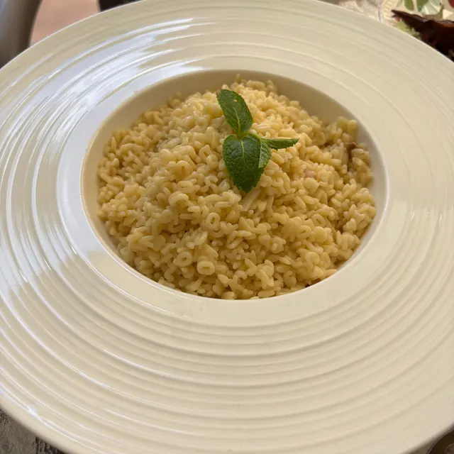 太失所望的主菜....首先，完全顛覆左我對米粒意粉的認知，初初我重以為自己睇錯字啦，望埋英文，的確係寫Orzo的。。。但呢個點睇。。。都似係字母粉（定真係我的認知有問題？兩者係一樣的？？？）。。。另外，呢個粉講緊係要$158的，但牛肝菌呢？煙豬面頰肉呢？？？下張相搵到d 俾大家睇睇。。。