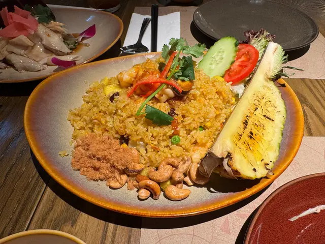 份量好足的菠蘿海鮮炒飯，配上燒菠蘿