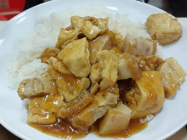 芡太稠像漿糊，完全不是汁。但豆腐同燒肉都算及格，唔夠汁，好乾，啲飯太爛。
