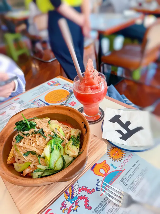 牛油煎日本雞頸肉，本地鮮魷魚，芫荽小棠菜蝦籽粗麵，中式乾燒蕃茄汁