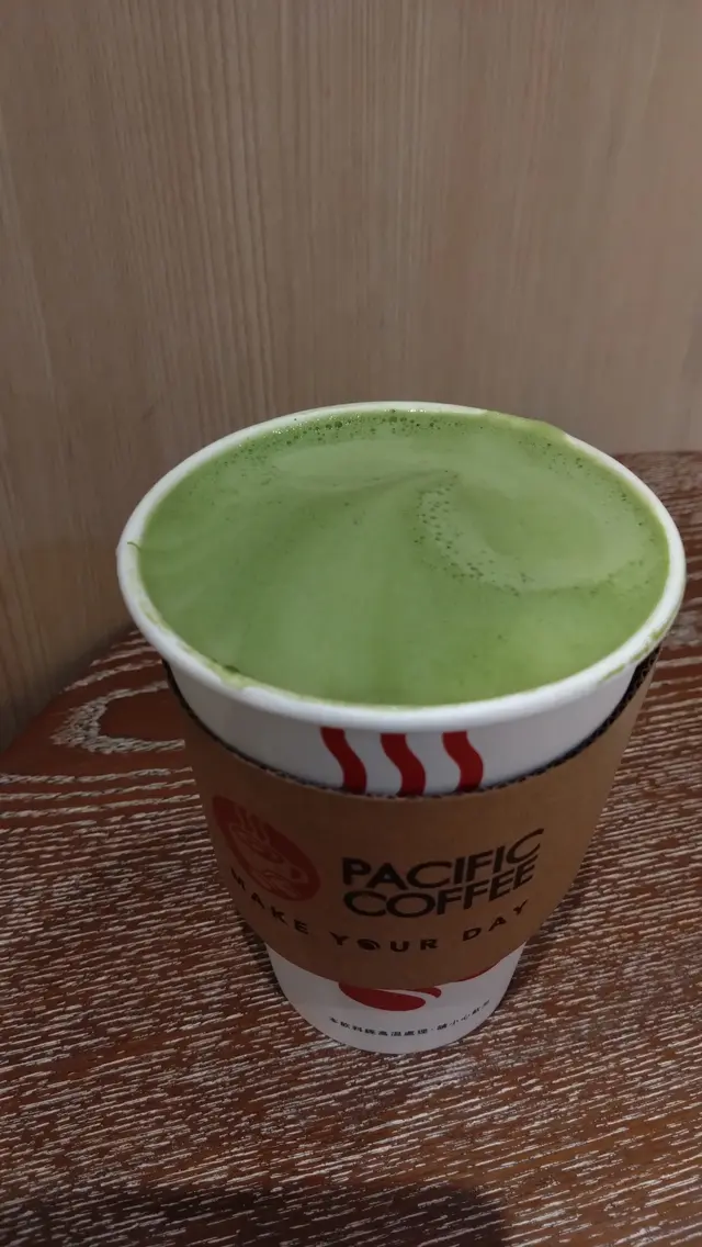 抹茶的翠綠色，未嚐已傳來開心果香氣