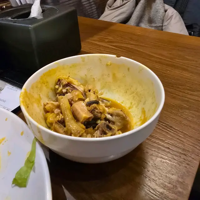 碗咖喱雞都唔係滿，入面全是雞中翼，雞上翼雞下脾最下面少少肉，只得一件係有肉。食完半碗都係骨。真係無下次