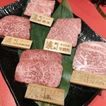 .今晚我到銅鑼灣渣甸街50號渣甸中心2樓的「約肉料理 廣（銅鑼灣）」餐廳吃晚飯。進去後，店內氣氛輕鬆，服務員熱情，讓我感受到這裡的誠意。

我點了韓式泡菜和漬物作為開胃小菜，味道酸辣開胃，真係好正！接著，我選擇了飛驒牛五部位和和牛牛牌肉腩，肉質鮮嫩，入口即化，真係唔可以錯過。主菜我叫了韓式石鍋鰻魚飯，鰻魚烤得恰到好處，配上香噴噴的米飯，味道一流。飲品方面，我點了梅酒，清爽宜人，正好解膩。

最後，我還試了他們的甜品——栗子及開心果雪糕，口感滑順，甜而不膩，真係完美收尾。