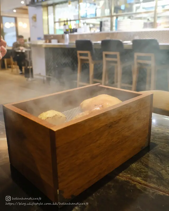 煙燻香脆乳豬伴焦糖菠蘿配古斯米沙律