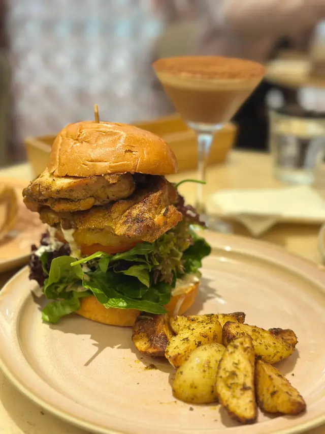 烤雞菠蘿漢堡配搭檸檬醋醬及焗薯