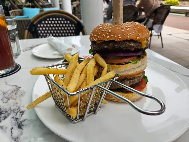 我好滿意呢份Burger套餐