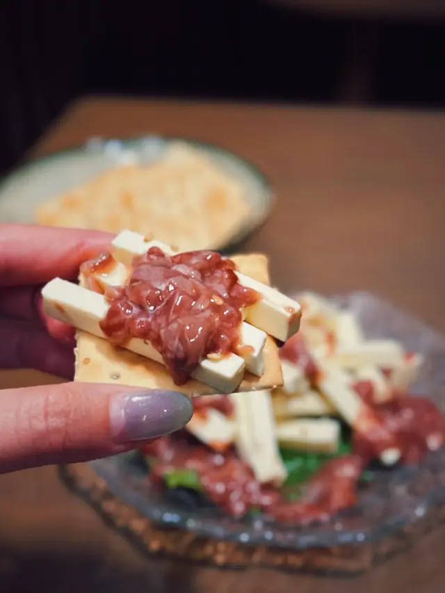 酒盜係一種醃漬物 海鮮內臟用鹽醃漬 發酵熟成
滑溜既芝士條加上咸咸地既酒盜醬同克力架
叫酒盜係因為實在太下酒 令人食完之後忍唔住一杯接一杯
本身我地冇打算飲酒都忍唔住叫返杯🍺