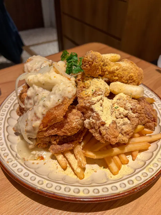 雖然無骨啖啖肉係方便啲,但係我哋鍾意食有骨嘅炸雞~見有新嘅洋蔥汁味,我哋就試一試佢😏!酸酸甜甜咁啦~我會形容佢係溫柔少少嘅味道😂⋯個人認為同炸雞唔係太夾😅~大胖就話開頭食覺得有啲淡味,但越食就越膩🥹⋯所以我都係鍾意芝士味多啲🧀!始終係粉狀,可以保持到炸雞外皮嘅酥脆!另外最鍾意佢有年糕,外脆內軟~沾晒啲芝士粉超好食😍