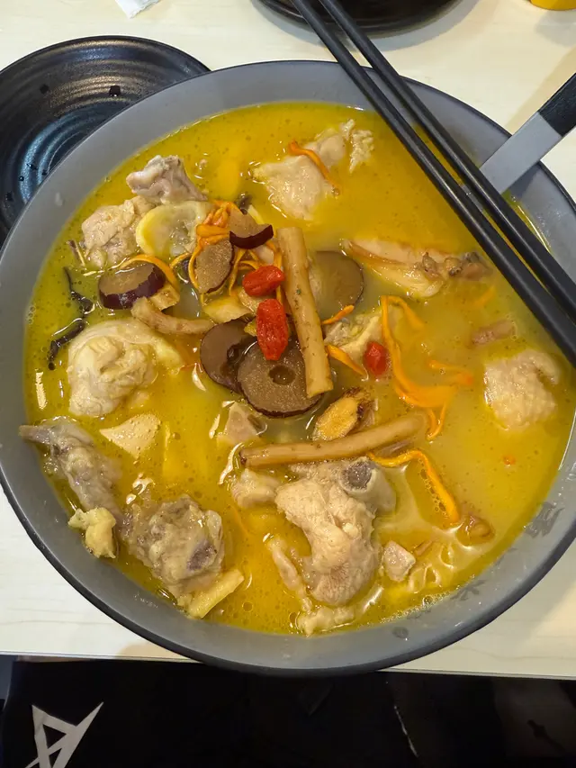 黃酒藥膳雞米線