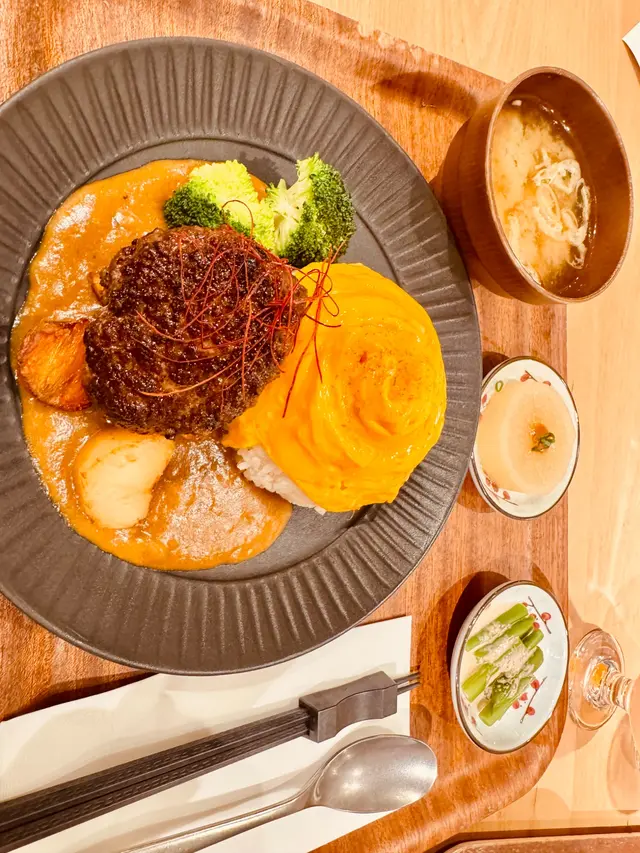 蘋果咖哩和牛漢堡旋風蛋定食