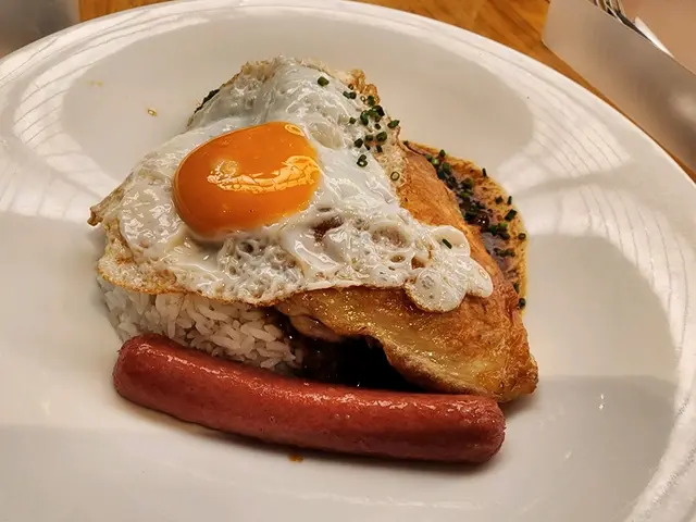 脆皮雞扒飯加太陽蛋和香腸