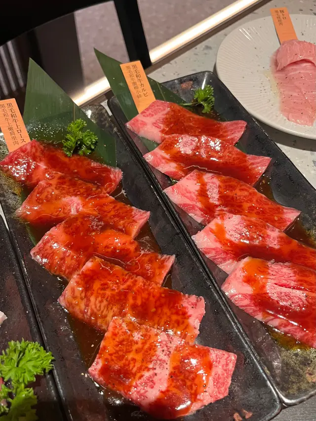 黑毛和牛上嫩肩里肉、黑毛和牛腹柳小排