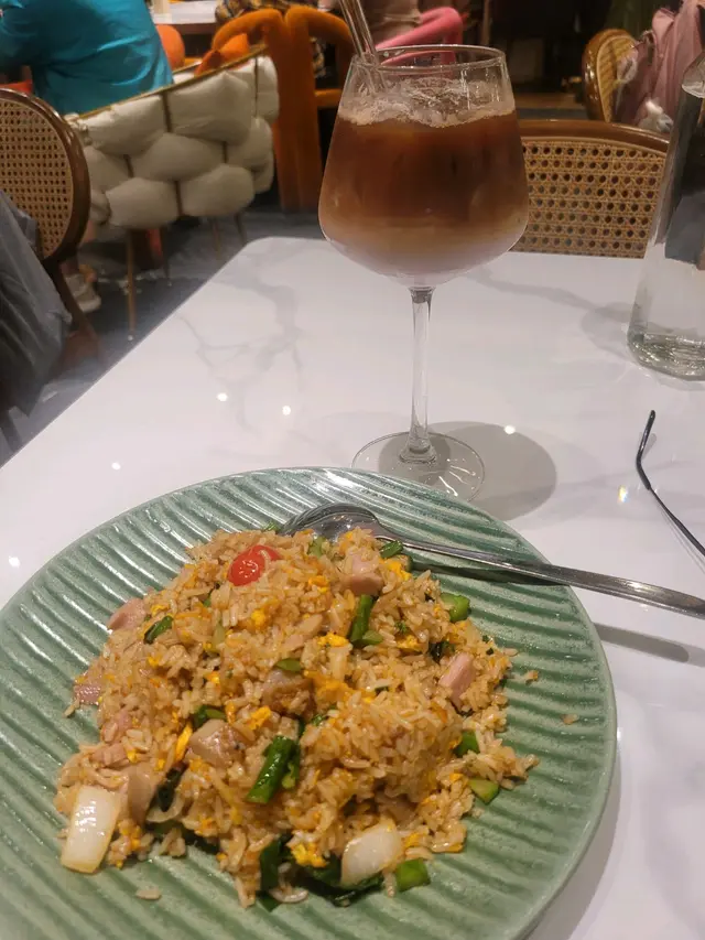 辛苦得嚟志在食, 難得放假第一餐隨意叫一個炒飯, 賣相賣相雖然唔算得上好特別, 但係整得非常之有鑊氣 好食, 凍玫瑰咖啡凍玫瑰咖啡飲落去精神為之一陣