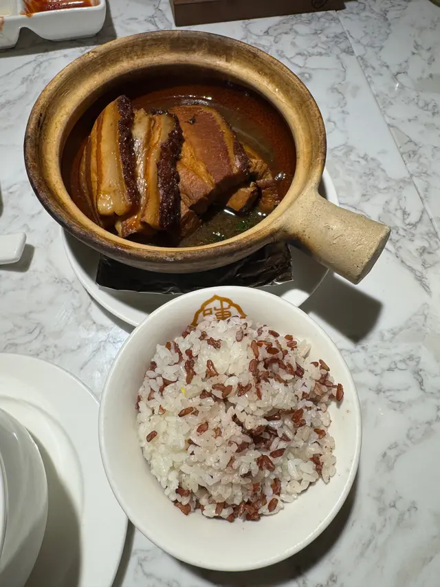 客家甜梅菜炆五花腩  配紅米飯