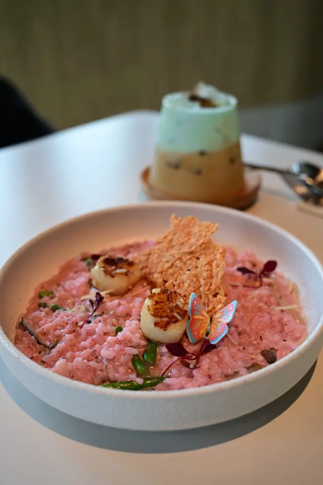 香煎北海道帶子配紅菜頭燴飯