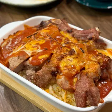 芝士鲜茄焗厚切猪扒饭