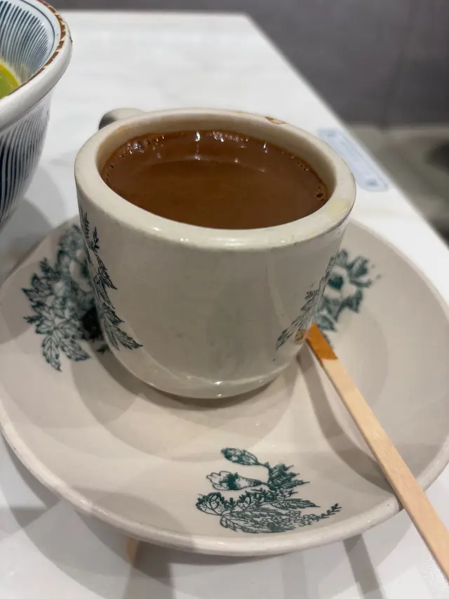 我張枱面有張QR code菭order，點知同一張單號碼，隔離枱都一樣，一樣係13A，單亂左就話客人落錯冇得換，冇服務質素可言！

客人用app叫餐，有乜嘢點錯，就賴客人落單，所以最好叫侍應落單，我唔會再嚟呢間亞參！