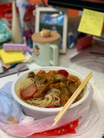 猪大肠、红肠、甜酸斋米粉，中辣