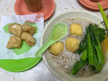 時菜斑腩湯米粉