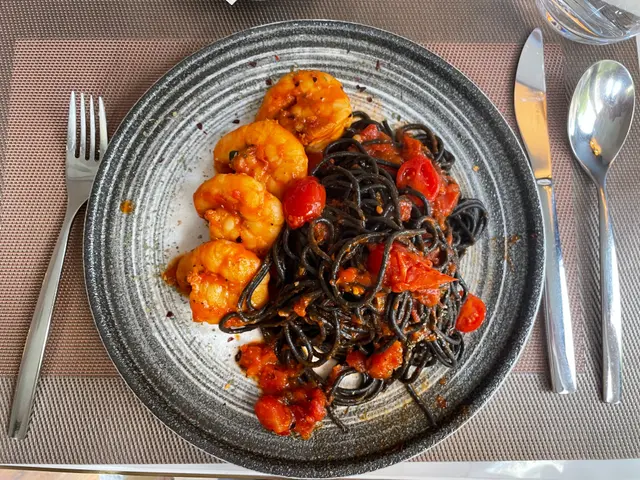 香辣茄汁鮮蝦墨魚汁意粉