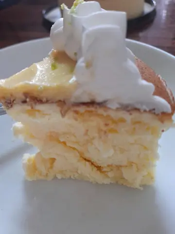 切开嘅香水柠檬soft厘轻芝士蛋糕