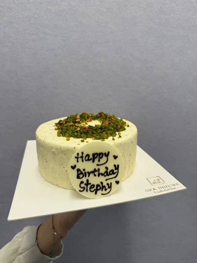 Asok Thai Cake開心果忌廉蛋糕🎂，好味喎，有驚喜喎，開心果碎碎好多，温柔嘅顏色好靚，影相打卡好有效果，海綿蛋糕配上唔太甜嘅忌廉，每一啖都有清新嘅開心果味，充滿層次感！。『開心果』蛋糕淨係個名都夠好意頭，用嚟慶祝生日啱晒啦！希望嚟緊呢一年每一日都開開心心！