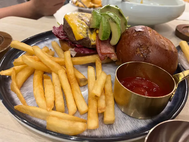 成個burger  好味🤤連個包都脆！